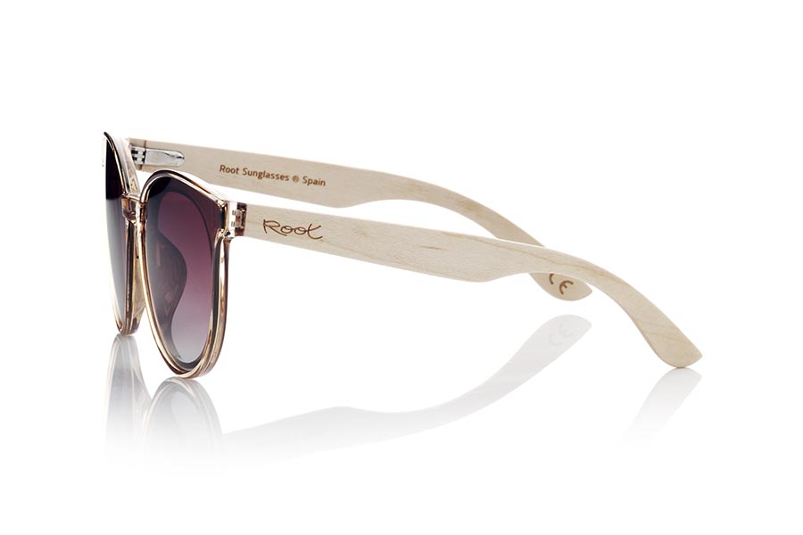 Gafas de Madera Natural de Arce GORE. Las gafas de sol GORE son una opción ideal para mujeres que buscan un diseño moderno y sofisticado. Su montura en color champagne transparente satinado y con una forma muy redondeada, hace que estas gafas se adapten perfectamente al rostro femenino. Las varillas de madera de arce en conjunto a la montura añaden un toque natural y sostenible al diseño. Las lentes, montadas sobre la montura, ofrecen una protección 100% contra los rayos UV y están disponibles en dos colores degradados para que puedas elegir el que mejor se adapte a tu estilo y necesidades.Medida frontal aprox : 142x55mm Venta al Por Mayor y Detalle | Root Sunglasses® 